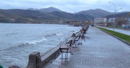 Fırtına Van Gölü'nde dev dalgalar oluşturdu