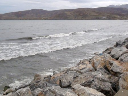 Fırtına Van Gölü'nde dev dalgalar oluşturdu