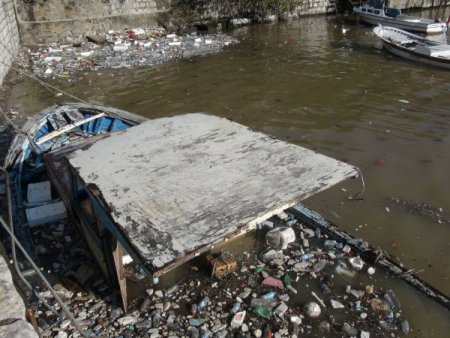 Fırtınada batan tekne, çöplerin altında kaldı
