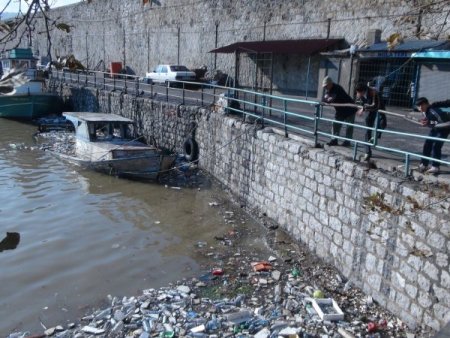 Fırtınada batan tekne, çöplerin altında kaldı