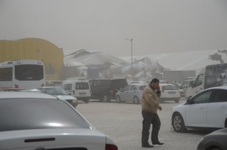 Fırtınada fuarın çatısı çöktü: 15 yaralı