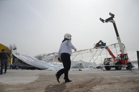 Fırtınada fuarın çatısı çöktü: 15 yaralı