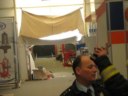 Fırtınada fuarın çatısı çöktü: 15 yaralı