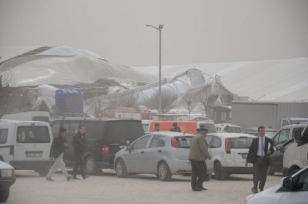 Fırtınada fuarın çatısı çöktü: 15 yaralı