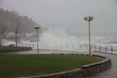 Fırtınada oluşan dalgalar sahili dövdü