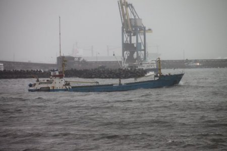 Fırtınada oluşan dalgalar sahili dövdü