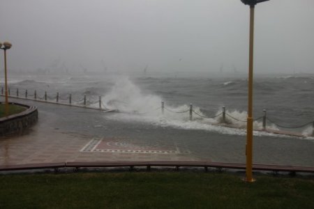 Fırtınada oluşan dalgalar sahili dövdü