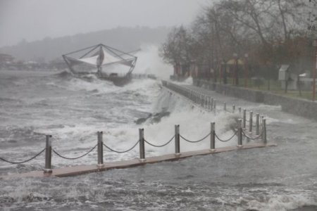Fırtınada oluşan dalgalar sahili dövdü