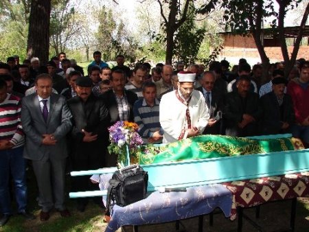 Fırtınada uçan okul çatısının altında kalan kantinci toprağa verildi