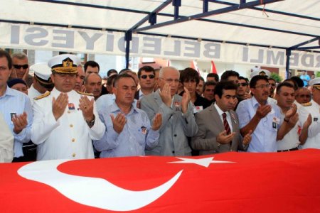 Foça Şehidi Gözyaşları Arasında Toprağa Verildi