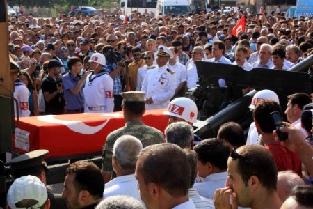 Foça Şehidi Gözyaşları Arasında Toprağa Verildi