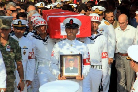 Foça Şehidi Gözyaşları Arasında Toprağa Verildi