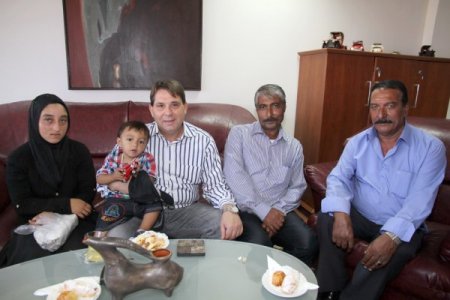 Foça şehidinin ailesi, Konak Belediye Başkanı Tartan'ı ziyaret etti