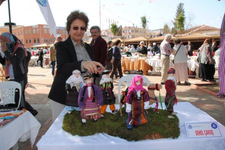 Folklorik bebeklerle gelinle kaynananın huzur içinde yaşayacağını gösteriyor