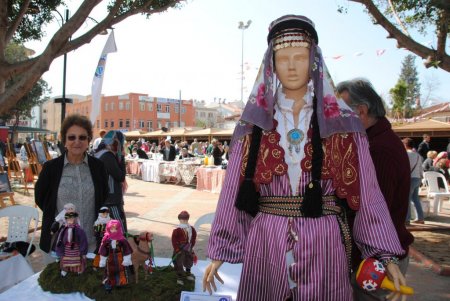 Folklorik bebeklerle gelinle kaynananın huzur içinde yaşayacağını gösteriyor