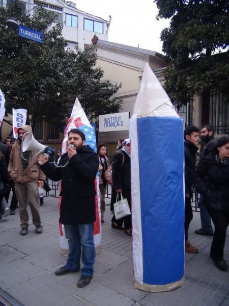 Fransa Konsolosluğu’na boya atan gruba polis müdahale etti