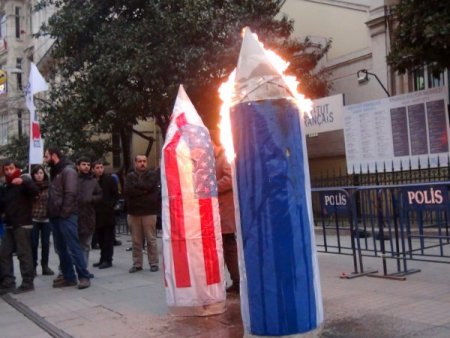 Fransa Konsolosluğu’na boya atan gruba polis müdahale etti