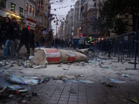 Fransa Konsolosluğu’na boya atan gruba polis müdahale etti