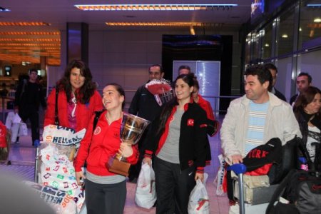 Fransa'da tarih yazan Karate Milli takımı coşkuyla karşılandı