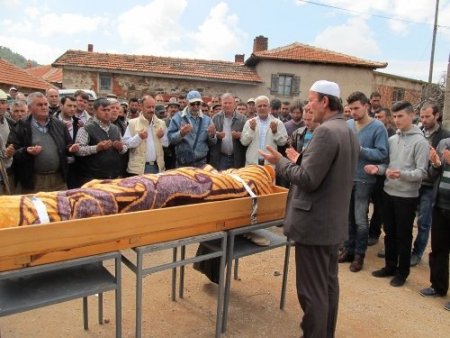 Fransa'daki yangında ölen Uçar, Havran’daki köyünde defnedildi (Özel)