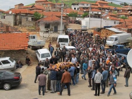 Fransa'daki yangında ölen Uçar, Havran’daki köyünde defnedildi (Özel)
