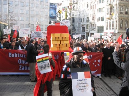 Fransa'ya 'altınlı' protesto