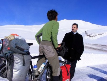 Fransız Öğretmen Bisikletiyle Tatvan'da Karlı Nemrut Dağı'na Çıktı
