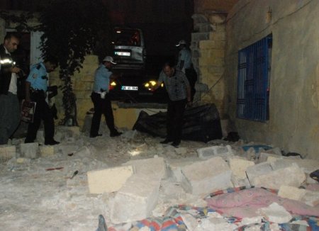 Fren Yerine Gaza Basınca Komşu Evine Girdi: 5 Yaralı