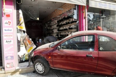 Fren yerine gaza bastı, dükkana daldı
