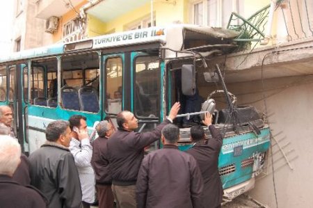 Freni Boşalan Belediye Otobüsü 2 Katlı Evin Duvarına Çarptı