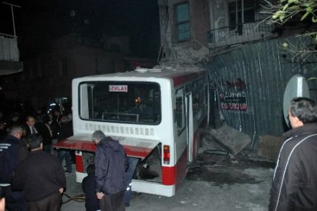 Freni Boşalan Belediye Otobüsü Tarihî Ahşap Binaya Çarptı: 18 Yaralı