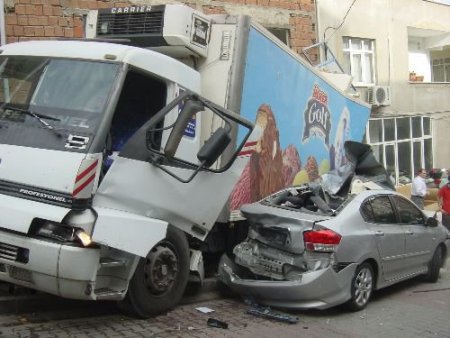 Freni Boşalan Kamyon, Ortalığı Savaş Alanına Çevirdi