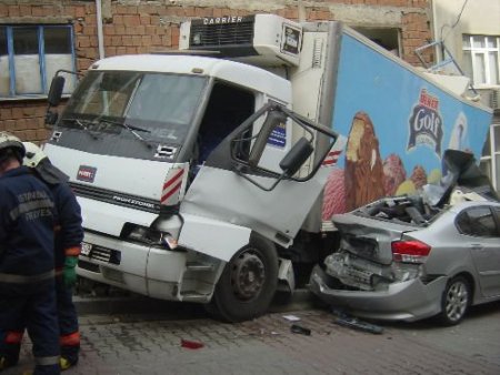 Freni Boşalan Kamyon, Ortalığı Savaş Alanına Çevirdi