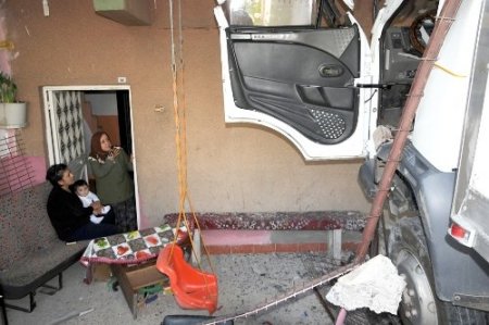 Freni boşalan kamyon binaya çarparak durabildi