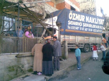 Freni Boşalan Kamyon Eve Girdi: 1 Yaralı