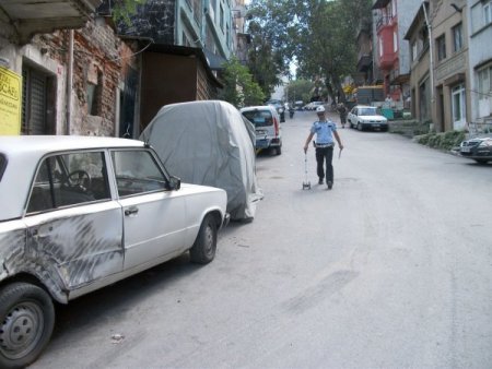 Freni boşalan kamyon incir ağacını devirerek yola uçtu