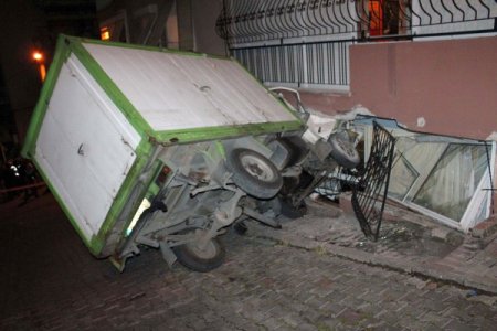 Freni Boşalan Kamyonet Evin Duvarına Çarparak Durabildi