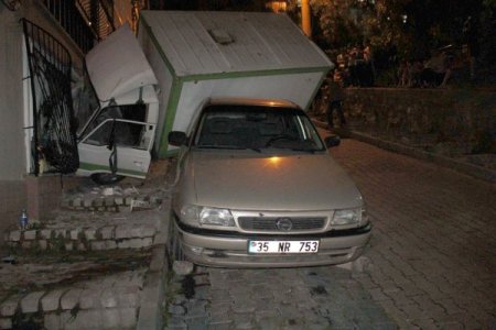 Freni Boşalan Kamyonet Evin Duvarına Çarparak Durabildi