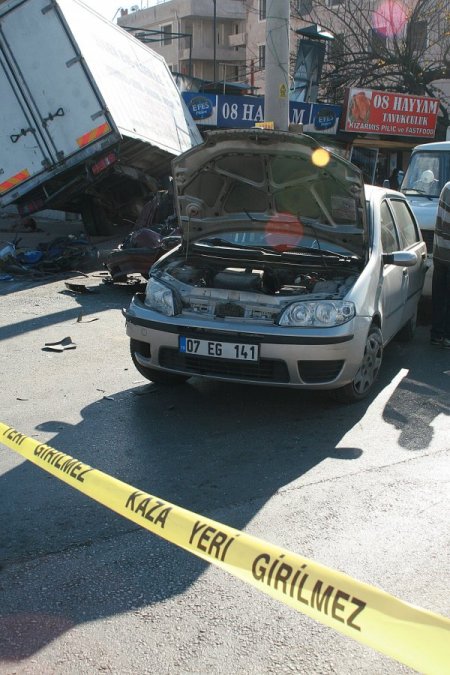 Freni Boşalan Kamyonet Kırmızı Işıkta Bekleyen Araçlara Çarptı: 4 Yaralı