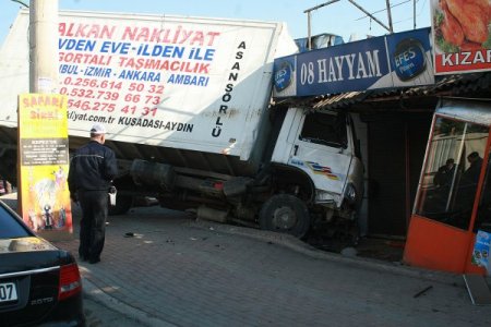 Freni Boşalan Kamyonet Kırmızı Işıkta Bekleyen Araçlara Çarptı: 4 Yaralı
