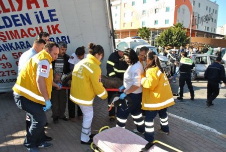 Freni Boşalan Kamyonet Kırmızı Işıkta Bekleyen Araçlara Çarptı: 4 Yaralı
