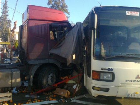 Freni boşalan TIR minibüs ve otobüse çarparak durabildi