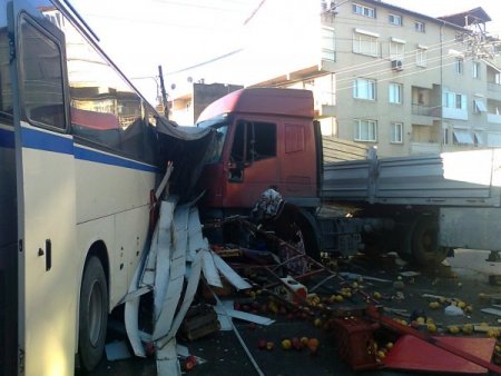 Freni boşalan TIR minibüs ve otobüse çarparak durabildi