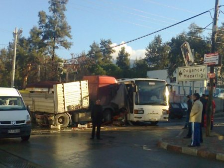 Freni boşalan TIR minibüs ve otobüse çarparak durabildi