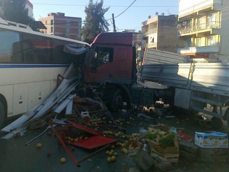 Freni boşalan TIR minibüs ve otobüse çarparak durabildi