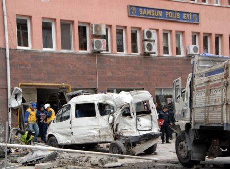 Freni Boşalan Un Yüklü Kamyon, Polis Minibüsünü Polisevine Soktu