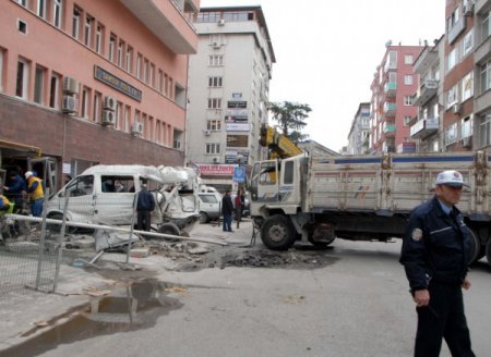 Freni Boşalan Un Yüklü Kamyon, Polis Minibüsünü Polisevine Soktu