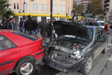 Freni patlayan araç, 4 araca çarparak durabildi