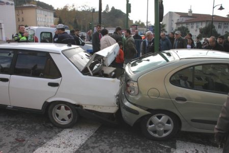 Freni patlayan araç, 4 araca çarparak durabildi