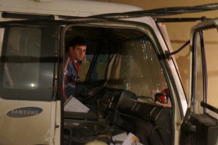 Freni patlayan beton mikseri direğe çarptı: 3 yaralı